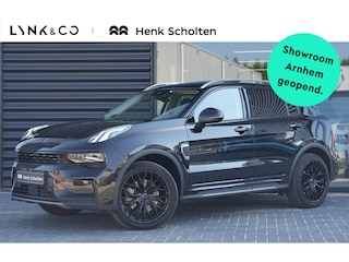 Lynk & Co 01 1.5 | Trekhaak | Black Edition | 360° Camera | Panoramadak | Achteruitrijcamera | Elektrische bestuurdersstoel met geheugen | Stoelverwarming | Actieve bochtverlichting | Adaptieve Cruise Control | Stuurassistent | Lane Assist | Navigatie | Elektrische Achterklep | Keyless Entry | Dodehoekassistent