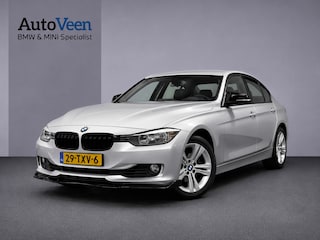 BMW 320i High Executive (GROOT NAVI, H&K AUDIO, STOELVERWARMING, CRUISE)