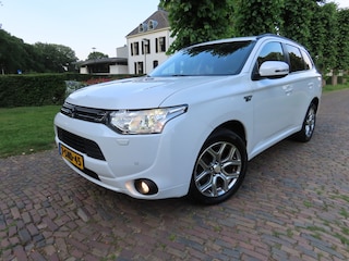 Mitsubishi Outlander 2.0 PHEV Instyle+ Leer Schuif/Kanteldak Achteruitrijcamera Stoelverwarming Ecc Cruisecontrol Pdc Lm Velgen Trekhaak