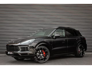 Porsche Cayenne 3.0 E-Hybrid FULL BLACK / PANO-DAK / SPORT CHRONO / LUCHTVERING / TREKHAAK / NAVIGATIE/ONDERHOUDSHISTORY / CARPLAY