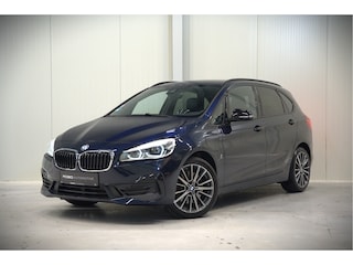 BMW 2-serie Tourer 225xe iPerformance eDrive Edition | Stoelverwarming | Head-Up Display | Cruise Control | Parkeersensoren | Ambiance Verlichting | LED | Navigatie | Keyless | Leer |