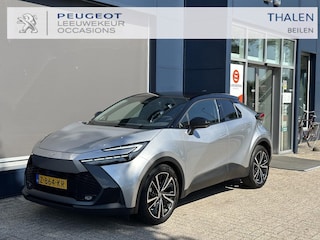 Toyota C-HR 1.8 Hybrid 140 PK Executive | Meest Complete Uitvoering | Origineel NL- Auto met slechts 18.800 KM | Next Gen. Pack | Panoramadak | Navigatie | JBL Audio | Elektrische Kofferklep | Head Up Display | LED Verlichting | Elektrische Stoel Verstelling met Geheugen | 360 Graden Camera | Stoelverwarming | Adaptieve Cruise Control |