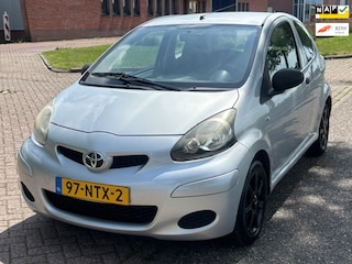 Toyota Aygo 1.0-12V Access 3-Drs Audio-CD/MP3 Colorpakket LMV 14" Getint glas EBD Dealeronderhoud 129781 km's NAP! Apk 11/03/2027