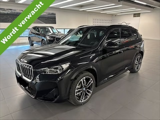 BMW X1 xDrive25e M Sport Premium pakket Harman-Kardon Panoramadak Trekhaak Adaptieve Cruise Control Keyless Entry Stuurwielverwarming Rij tot 92 KM volledig elektrisch (WLTP)!