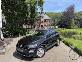 Volkswagen T-Roc 1.5 TSI Style | Camera | Adaptive | Clima | Trekhaak | Dealer Onderhouden |