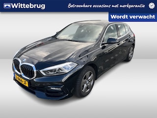 BMW 118i Business Edition / Navigatie / App connect / Stoel+stuur verwarming / Parkeersensoren V+A /
