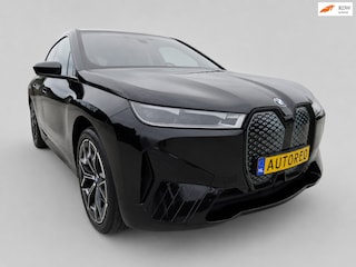 BMW iX XDrive50 High Executive 112 kWh - SOH 94% - M-Sport - Panodak - HuD - Massagestoelen - B&W - Rijklaar incl BTW