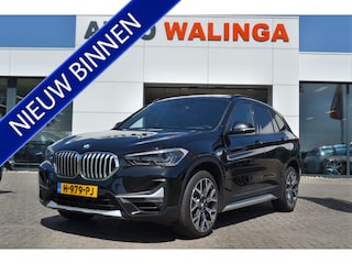 BMW X1 2.0 192 pk Autom. | Panoramdak | Trekhaak 1800kg | Leer | Head Up | Achteruitrijcamera | sDrive20i VDL Nedcar Edition Dealer onderhouden.