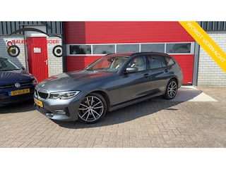 BMW 3-serie Touring 320i High Executive Edition AUTOMAAT / TREKHAAK / SFEER / BLACK OPTIC / STOELVERW / CARPLAY / LEDER / VIRTUAL / NL-AUTO