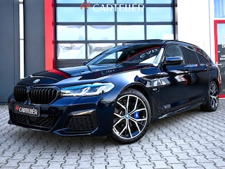 BMW 5-serie Touring 530e M-Sport High Executive | Pano | Luchtvering | Harmon Kardon | Camera | Laser Led | Head-Up | Leder | Carplay | Stoelverwarming | 19'' | ACC | Keyless | Ambient+ | Digital Dash | Automaat | Trekhaak | Electric Seats