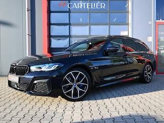 BMW 5-serie Touring 530e M-Sport High Executive | Pano | Luchtvering | Harmon Kardon | Camera | Laser Led | Head-Up | Leder | Carplay | Stoelverwarming | 19'' | ACC | Keyless | Ambient+ | Digital Dash | Automaat | Trekhaak | Electric Seats