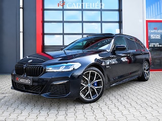 BMW 5-serie Touring 530e M-Sport High Executive | Pano | Luchtvering | Harmon Kardon | Camera | Laser Led | Head-Up | Leder | Carplay | Stoelverwarming | 19'' | ACC | Keyless | Ambient+ | Digital Dash | Automaat | Trekhaak | Electric Seats