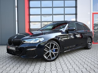 BMW 5-serie Touring 530e M-Sport High Executive | Pano | Luchtvering | Harmon Kardon | Camera | Laser Led | Head-Up | Leder | Carplay | Stoelverwarming | 19'' | ACC | Keyless | Ambient+ | Digital Dash | Automaat | Trekhaak | Electric Seats