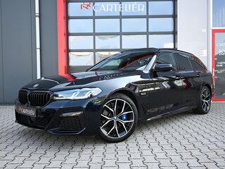 BMW 5-serie Touring 530e M-Sport High Executive | Pano | Luchtvering | Harmon Kardon | Camera | Laser Led | Head-Up | Leder | Carplay | Stoelverwarming | 19'' | ACC | Keyless | Ambient+ | Digital Dash | Automaat | Trekhaak | Electric Seats
