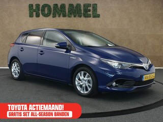 Toyota Auris 1.8 Hybrid Trend - ORIGINEEL NEDERLANDSE AUTO - ACHTERUITRIJCAMERA - AUTOMATISCHE CLIMATE CONTROL - NAVIGATIESYSTEEM FULL MAP - PANORAMADAK - CRUISE CONTROL - RIJSTROOKSENSOR - VERKEERSBORDDETECTIE - GROOTLICHTASSISTENT - DAB ONTVANGER - LICHTMETALEN VELGEN 16" - EXTRA GETINT GLAS - LED ACHTERLICHTEN