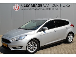 Ford Focus 1.0-125pk Titanium. Uiterst nette Ford Focus, slechts 54.000km ! Autm. airco dual, trekhaak, cruise control, navigatie, telefoonnvoorb., metallic lak, LM wielen, camera, parkeersensoren v+a, parkeerassistent etc.