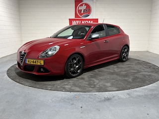 Alfa Romeo Giulietta 1.4 T Sprint, Rosso Alfa, Kuipstoelen, 18 inch, Clima, Cruise, Parkeersensoren, Navi, Blue tooth, Org. NL auto, prijs incl. nieuwe apk, beurt en 3 mnd garantie