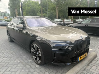 BMW i7 xDrive60 106 kWh | VERWACHT | BMW INDIVIDUAL TWO TONE OXIDGRAU/BLACK | REAR SEAT ENTERTAINMENT EXPERIENCE | SKYLOUNE PANORAMA | BOWERS & WILKINS | STOELMASSAGE VOOR EN ACHTER | STOELVENTILATIE | FULL OPTIONS! |