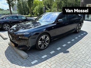 BMW i7 xDrive60 106 kWh | M-SPORT | SKYLOUNGE PANORAMADAK | 21 INCH | AUTOMATIC DOORS | SOFTCLOSE | BOWERS & WILKINS | INTEGRAL ACTIVE STEERING | DRIVING ASSIST PLUS | STOELMASSAGE V+A | STOELVENTILATIE V+A | HEAD-UP |