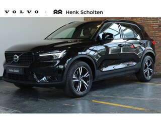 Volvo XC40 B4 Plus Dark | Trekhaak Semi-elektrisch | Adaptieve Cruise Control | Pilot Assist | Verwarmbare voorstoelen | Verwarmbaar stuurwiel | Blind Spot Information System | Verwarmbare voorruit | Parkeercamera | Parkeersensoren voor + achter |