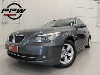BMW 5-serie Touring 520i High Exe aut. UNIEK 124DKM!!/PLATINGRAU/TREKHAAK/ZWART LEER COMFORT-SPORT+MEMORY//BI-XENON/NAVI PROF/ECC/CRUISE/STOELVERW/UNIEKE AUTO/1E EIGENAAR/YOUNGTIMER