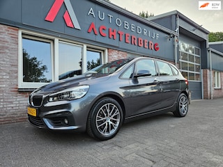 BMW 2-serie Tourer 220i High Executive Automaat! Trekhaak! Panorama/Schuifdak! Nette Auto!