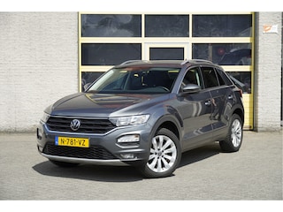Volkswagen T-Roc 1.5 TSI 150PK! Automaat Style BJ2021 Lmv 17" | Led | Pdc | Afneembare trekhaak | Achteruitrijcamera | App-Connect | Navi | Climate control | Cruise control | Extra getint glas