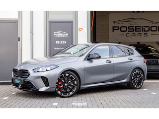 BMW M135i xDrive PANO | KEYLESS | HARMAN/KARDON | MATTGRIJS | BOMVOLL!!