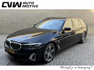 BMW 5-serie Touring 530e Business Edition Plus Luxury | Lederen bekleding | Adaptieve cruise | Lane assist | Harman&kardon | Head up | Camera | Navigatie | Apple CarPlay | Sfeerverlichting | Sportstoelen met memory | Stoelverwarming | 18 inch velgen | Full-LED | DAB | Elektrische achterklep | Dealeronderhouden