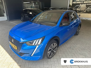 Peugeot 208 EV GT 350 50 kWh | Bruin Leder | Adaptieve Cruise | Camera | Pano | Climate Control | Achterbank in delen neerklapbaar | Achteruitrijcamera | Airco (automatisch)