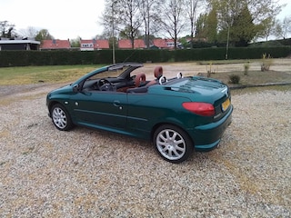 Peugeot 206 CC 2.0-16V Roland Garros NL auto met NAP KM 162 000. Zeer lux,s airco ECC