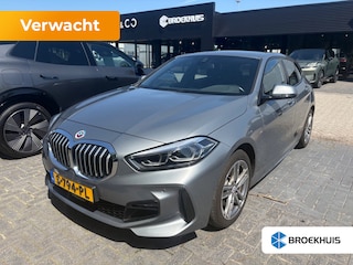 BMW 118i Introduction Edition | Navigatie | Skyscraper Grau | Cruise | Climate Control | Automatische 2-zone airconditioning | BMW Live Cockpit Plus | BMW M 50 Jahre uitvoering