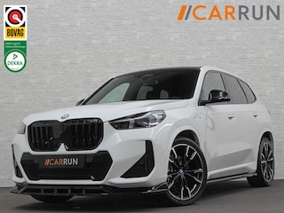 BMW iX1 30 313pk X-Drive M-Sport Performance | Adaptief Led | Sportstoelen | Keyless | Adaptieve Cruise en Struurwielverw. voorbereid | Antraciet Hemel | Carplay | Sfeerverlichting | 1200kg Trekgewicht | Camera | Bovag Garantie.