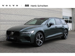 Volvo V60 T6 AWD Plug-in Hybrid Ultra Dark | Elektrisch glazen panorama-dak | Elektrisch verstelbare bestuurders- en bijrijdersstoel met geheugen | Dodehoek detectie met correctie | Pilot assist & adaptieve cruise control | Rondomzicht camera | Head-up display | Extra getint glas | Nappa lederen/ Open grid textiel bekleding | Google services | Apple Carplay & Android Auto | Voorstoelen & stuurwiel verwarmd | Keyless Entry & Drive | Premium Audio by Harman Kardon |