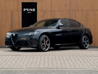 Alfa Romeo Giulia 2.0 T GME AWD Competizione Staat in loods klaar voor foto