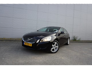 Volvo S60 1.6 T4 Momentum AUTOMAAT - Climate / Navi / Cruise / Parkeers. / Trekhaak / Lm velgen / NAP