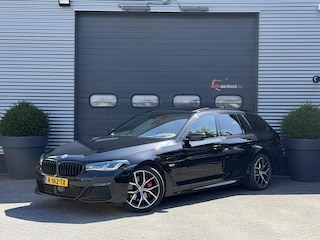 BMW 5-serie Touring 530e M-Sport | Panoramadak | Camera | Head-Up Display | Elektrische Trekhaak | Elektrische Achterklep |