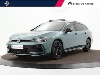 Volkswagen Passat Variant 1.5 eTSI 272pk DSG R-Line Edition · Panoramadak · Camera · Inklap. Trekhaak · Harman Kardon Sound · Head-Up Display · Massagefunctie · Garantie t/m 13-03-2030 of 100.000km