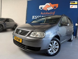 Volkswagen Touran 1.6-16V FSI Business / bj.2006 / kleur: grijs / airco / sportvelgen / trekhaak / APK 06/2027 en NAP 255774 km.