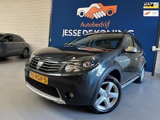 Dacia Sandero 1.6 Stepway / bj.2011 / kleur: grijs / airco / trekhaak / 5 deurs / Hoge Instap / APK 01/2027 / NAP met 158487 km.