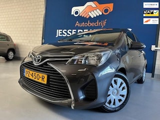 Toyota Yaris 1.0 VVT-i Now/bj.2016/kleur: grijs / airco/ 5 deurs/ NAP met 120028 km.en APK tot 10/2026/ Zeer nette en zuinige auto