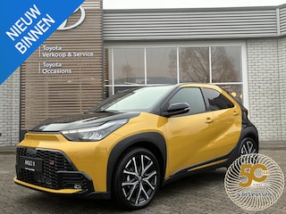 Toyota Aygo HYBRID 115 GR SPORT NIEUW & DIRECT LEVERBAAR!!! STOELVERW PARK-SENSOREN JBL-AUDIO KEYLESS NAVI APPLE/ANDROID SPORTSTOELEN 18" LM-VELGEN