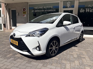 Toyota Yaris 1.5 VVT-i Dynamic Achteruitrij camera/Autom. airco/Audio installatie/Hoogte verstelbare stoelen/verwarmde elektrisch verstelbare spiegels /Cruise controle/Keyless entry/Led dagrij verl./Mistlampen voor/Leder m