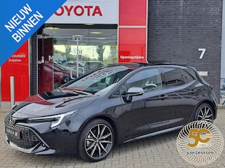 Toyota Corolla HYBRID 180 GR-SPORT NIEUW UIT VOORRAAD LEVERBAAR MET HOGE KORTING PANORAMADAK HEAD-UP JBL-AUDIO 18"LM-VELGEN PARK-SENSOREN LED-PAKKET