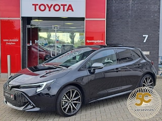 Toyota Corolla HYBRID 180 GR-SPORT NIEUW UIT VOORRAAD LEVERBAAR MET HOGE KORTING PANORAMADAK HEAD-UP JBL-AUDIO 18"LM-VELGEN PARK-SENSOREN LED-PAKKET