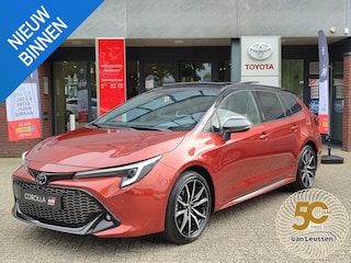 Toyota Corolla Touring Sports Hybrid 180 GR SPORT PLUS ACTIE! VAN €48900 NU VOOR €43300! NIEUW DIRECT LEVERBAAR! SCHUIFDAK JBL-AUDIO HEAD-UP NAVI STOELVERW NAVI 18'' LM-VELGEN PARK-SENSOREN BLIND SPOT APPLE/ANDROID