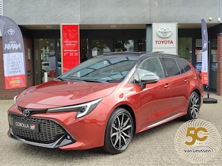 Toyota Corolla Touring Sports Hybrid 180 GR SPORT PLUS ACTIE! VAN €48900 NU VOOR €43300! NIEUW DIRECT LEVERBAAR! SCHUIFDAK JBL-AUDIO HEAD-UP NAVI STOELVERW NAVI 18'' LM-VELGEN PARK-SENSOREN BLIND SPOT APPLE/ANDROID