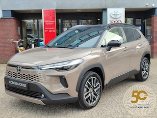Toyota Corolla Cross Hybrid 180 EXECUTIVE NIEUW UIT VOORRAAD LEVERBAAR! BI-TONE LEER STOEL/STUURVERW JBL-AUDIO 360°CAMERA EL-ACHTERKLEP BLIND SPOT NAVI