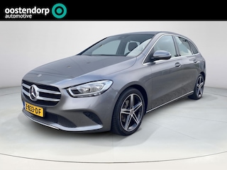 Mercedes-Benz B-klasse 180 Premium | Rijklaarprijs | Trekhaak wegklapbaar | All season banden | Navigatiesysteem | Parkeersensoren voor en achter | 12 maanden BOVAG garantie |