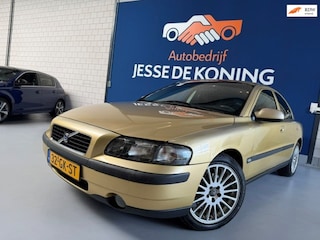 Volvo S60 2.4 Edition Automaat / bj.2000 / kleur: oker / leder / climate / trekhaak /etc. NAP met 243226 km.en APK is tot 06/2027.